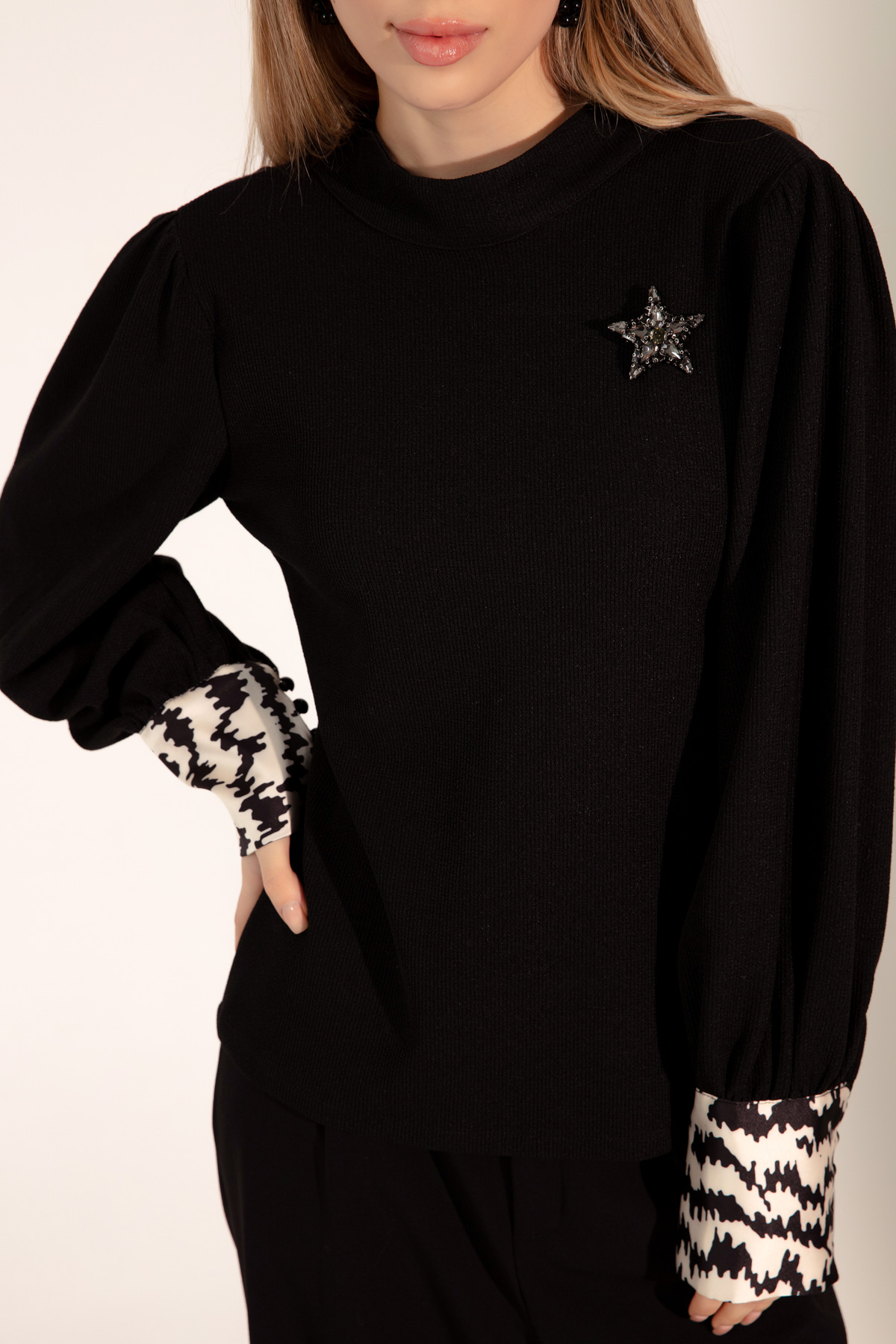 Women's Black Brooch Knitted Blouse